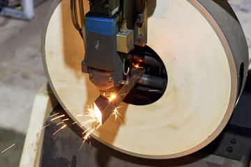 cnc laser cutting machine cutting steel square pipe