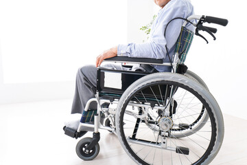 Obraz premium 車椅子に乗る高齢の男性
