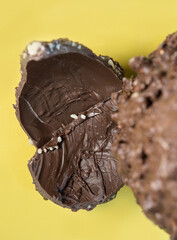 Uovo di Pasqua con nocciole artigianale
