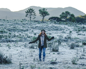 mulher caminhando sobre geada em paisagem de inverno em Urubici, Santa Catarina 