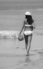 Spacerując w letni dzień po plaży