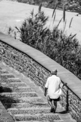 Człowiek idący po schodach
