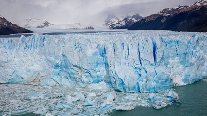 Die gewaltige Gletscherfront sowie die massiven blau schimmernden Eismassen des Perito Moreno...