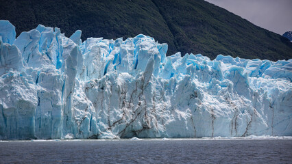 Türme aus Eis und unglaubliche Eisformationen des Perito Moreno Gletschers, welche im Schein der...