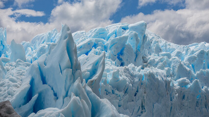 Blau leuchtende Eisformationen des Perito Moreno Gletschers
