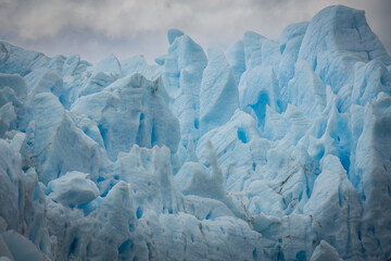 Ein unendliches Meer an blau weißen Eisformationen des Perito Moreno Gletschers