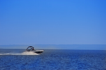 Naklejka premium Speed boat on the water