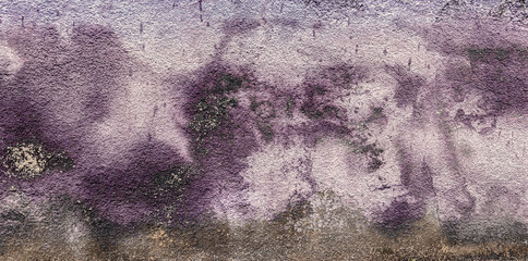 Porysowana, fioletowa, skorodowana tekstura, tło starej ulicznej ściany. Kolory korozji w stonowanych odcieniach fioletu, szarości. niebieski. Panorama.