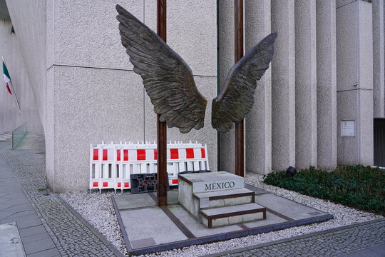 Die Skulptur &bdquo;Wings of Mexico&ldquo; des mexikanischen K&uuml;nstlers Jorge Marin an der Botschaft von Mexiko in Berlin am 10.03.2022
