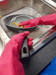 Casalinga che lava le stoviglie dopo aver cucinato il pasto