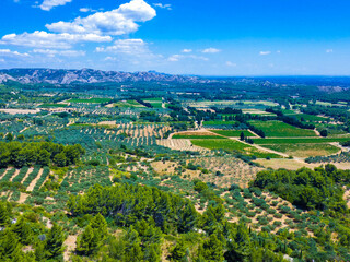 Fototapeta premium Magnificent landscape with a view of the fields, nature and the Alpilles from the heights of Baux de Provence in Provence in France 