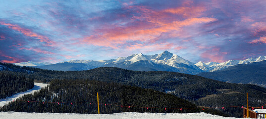At the top of the ski slopes of the Continental Divide in the Colorado Mountain Range. - obrazy, fototapety, plakaty