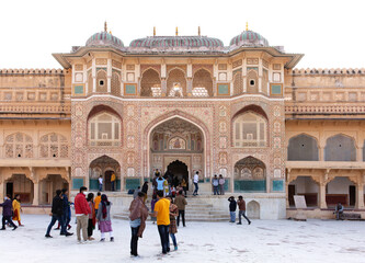 Obraz premium JAIPUR, INDIA - JANUARY 12: Tourist visits the first courtyard of Amer fort of Jaipur on 12 January, 2022.