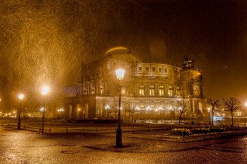 Die künstlich beleuchtete Fassade der Semperoper in Dresden, der Hauptstadt Sachsens bei Nacht vom...