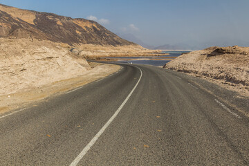 Fototapeta na wymiar Road to lake Assal in Djibouti