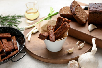 Bowl with tasty rye croutons on table