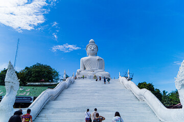 Sous le regard de Bouddha