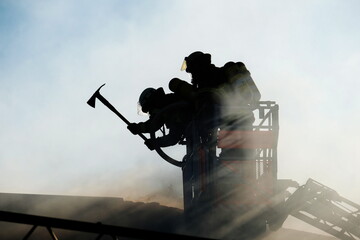 Feuerwehr beim Löschen von der Drehleiter Großbrand