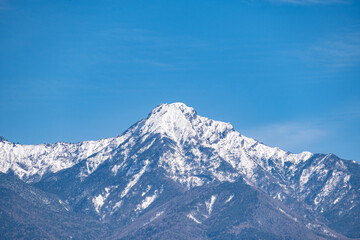 Fototapeta na wymiar 茅野市から見る八ヶ岳　雪の阿弥陀岳