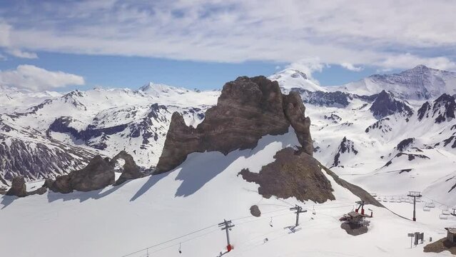 Drone au dessus de l'Aiguille perc&eacute;e &agrave; Tignes, avec les t&eacute;l&eacute;si&egrave;ges au premier plan (France -Savoie)