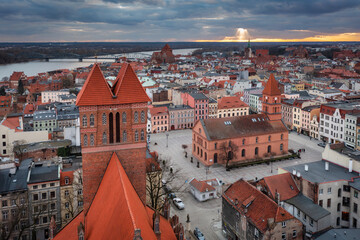 Architecture of the old town in Torun at sunset, Poland. - obrazy, fototapety, plakaty
