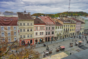 Obraz premium street, row houses and hilltop view, ukraine lviv