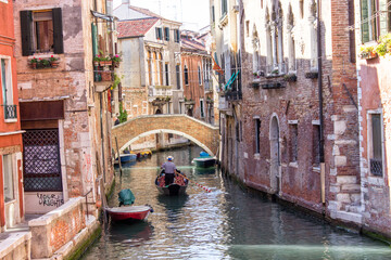 Fototapeta na wymiar Venice bridge over canal