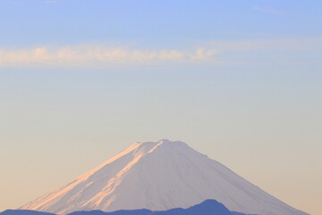 Fototapeta premium 世界遺産 日本の富士山が 朝日が雪に反射して ピンク色の山と雲と空がとても綺麗で