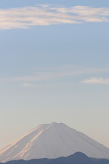 Fototapeta na wymiar 世界遺産　日本の富士山が 朝日が雪に反射して ピンク色の山と雲と空がとても綺麗で
