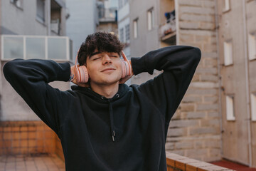 Obraz premium relaxed young teenager listening to music outdoors