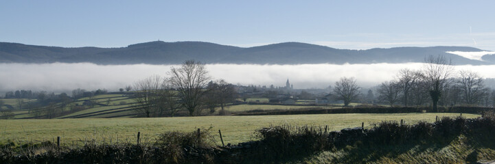 Paysage de Cluny dans le brouillard en Bourgogne du Sud