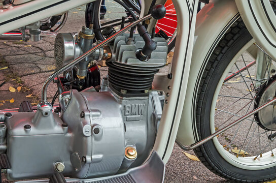Single cylinder BMW R2 motorcycle engine