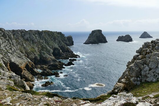 La c&ocirc;te rocheuse de la presqu&rsquo;ile de Crozon &agrave; la pointe de Penhir 
