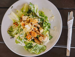 Ensalada Cesar con pollo y queso