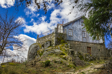 Fototapeta na wymiar Old abandoned house on the mountain in the touristic place of Penhas Douradas, Serra da Estrela - Portugal