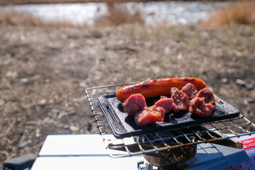 キャンプで砂肝とソーセージを小さい鉄板で焼く