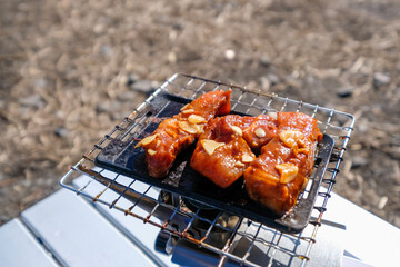 キャンプで豚肉のステーキを小さい鉄板で焼く