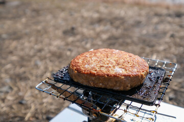 キャンプでハンバーグを小さい鉄板で焼く