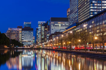 Fototapeta na wymiar 丸の内ビジネス街夜景　東京都市風景
