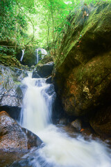 น้ำตกท่ามกลางป่าลึกดูใหลเย็นสวยงามดูน่าสดชื่น