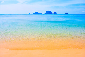 ท้องทะเลอันกว้างใหญ่ดูสวยงามในวันที่สดใส