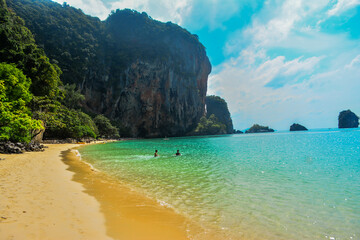 ท้องทะเลอันกว้างใหญ่ดูสวยงามในวันที่สดใส