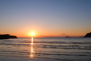 Fototapeta premium 神奈川県逗子市の逗子海岸からの夕日