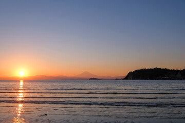 神奈川県逗子市の逗子海岸からの夕日