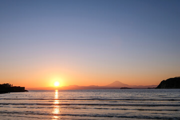 Fototapeta na wymiar 神奈川県逗子市の逗子海岸からの夕日