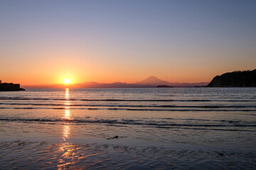 神奈川県逗子市の逗子海岸からの夕日