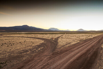 Deserto do altiplano boliviano, estradas de terra e montanhas andinas no horizonte