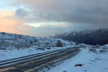 Estrada na patagônia, em meio à neve