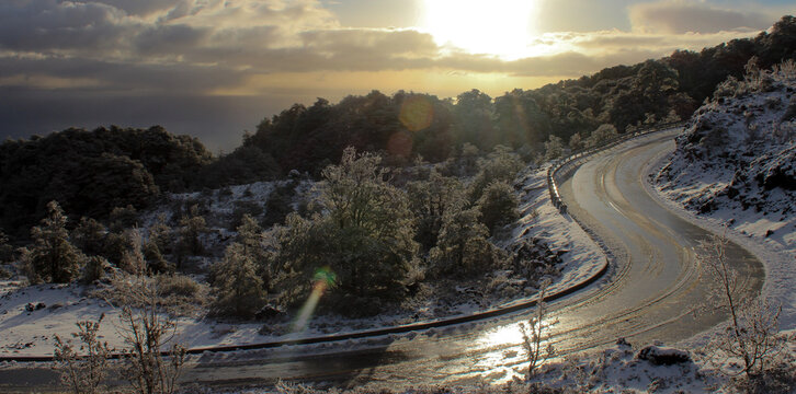Estrada pr&oacute;ximo a Bariloche em dia de nevasca
