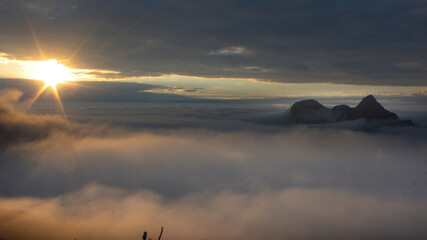 Pico Paraná, na Serra do Mar envolto em nuvens ao amanhecer.